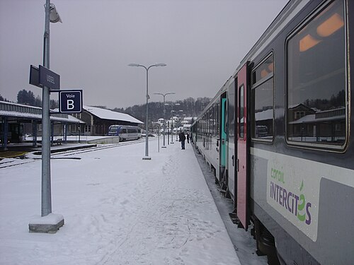 駅で待っている電車