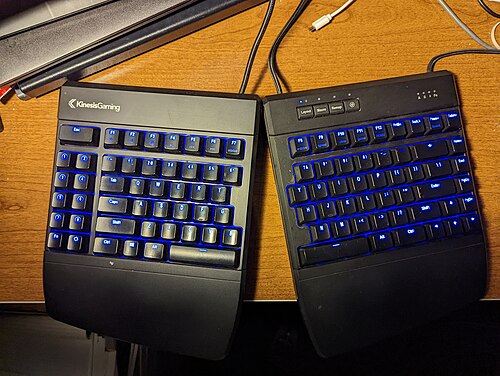 Kinesis Freestyle (2007) は、ケーブルと取り外し可能なリンクで連結された調整可能な分割キーボードです。追加のアクセサリを使用して、傾斜角度を調整したり、ハンドレストを取り付けたりできます。