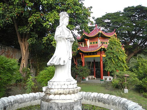 庭園の観音菩薩像
