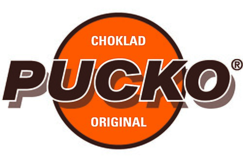 Pucko のロゴ。サンセリフ書体のダークブラウンの大文字に白い縁取りと影が付いており、その上に同じダークブラウンの縁取りのあるオレンジ色の円が描かれ、白い大文字の 2 つの単語があります。円の上半分には「Pucko」の上に「choklad」、下半分には「Pucko」の下に「original」が書かれています。