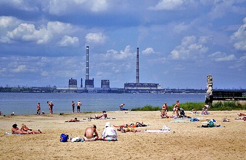 ヴレヒルスカ発電所の冷却プールの岸にあるスヴィトロダルスクビーチ