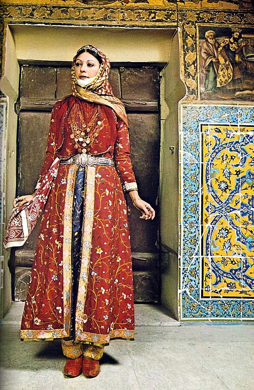 16 世紀から 17 世紀にかけて手刺繍された新しいジュルファ タラズ