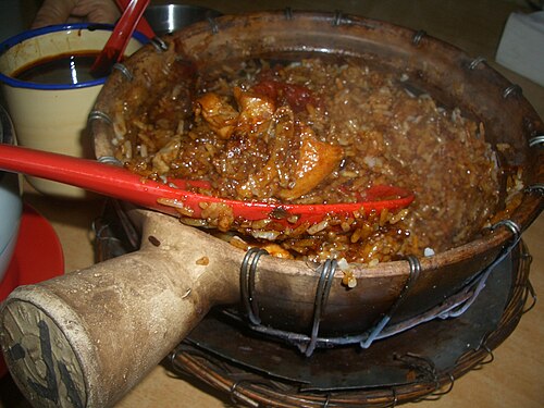 濃い醤油を加えた土鍋チキンライス