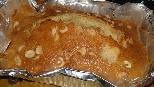 エアフライヤーでアルミホイルの容器に入れてカシューナッツで作ったバターケーキ。