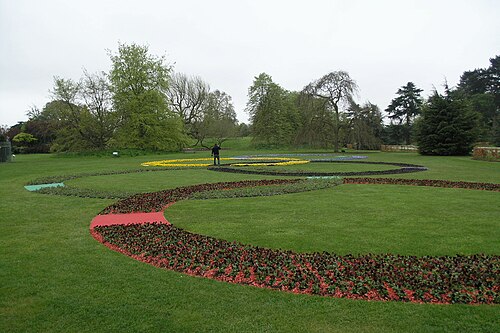 ロンドンのキューガーデンではオリンピックのロゴをモチーフにした大きな花の展示が行われました。