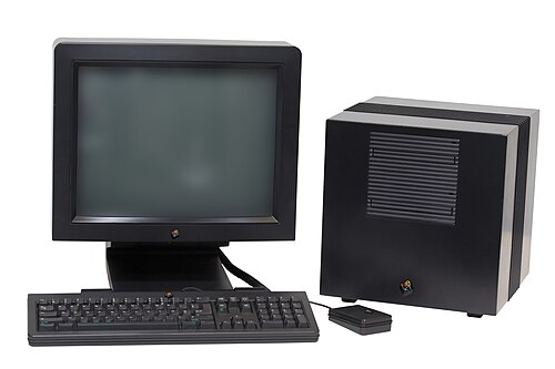 黒のNeXTstationコンピュータと黒のNeXTcubeワークステーション。後者は立方体の形をしたマグネシウム製の筐体に収められている。