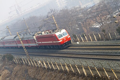 電化された龍海鉄道を走るSS7E型電気機関車
