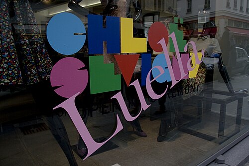 店先のショーウィンドウには、斜めに大きく「Luella」と書かれた文字が、カラフルな「CHLOË SEVIGNY」というブランドロゴの上に重ねて表示されている。