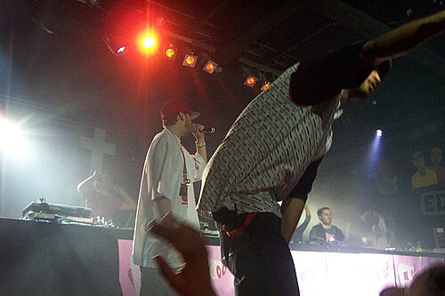 TTCが2001年にパリでライブ演奏を行った。