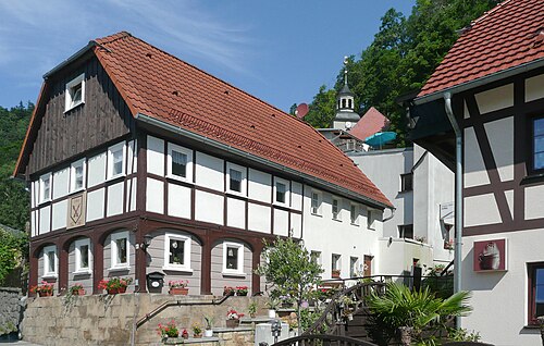 オイビン（ザクセン州）の Umgebindehaus。1 階の丸太壁の外側に木造のフレームがあります。