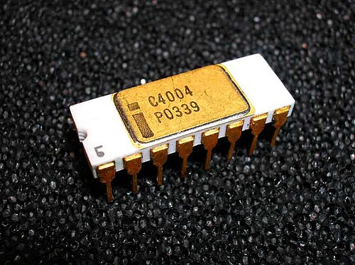 IntelのロゴとC4004のラベルが付いた黒い発泡スチロール上の16ピン白色セラミックDIP