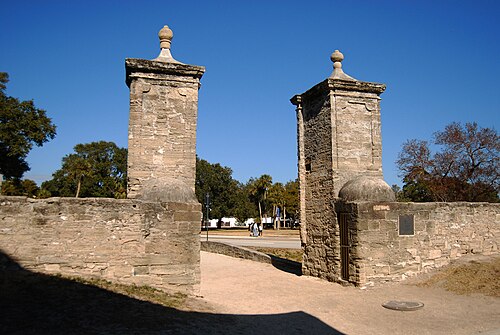 1808年に建てられたセントオーガスティンの城門は、それよりはるか古いキューボ線の一部である。