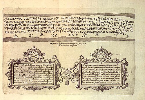 スペイン語とラテン語の翻訳が記された謎の文字で書かれた一枚の皿を描いた彫刻。