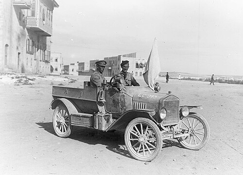 アレッポ郊外で停戦の白旗を掲げたイギリスの装甲車と運転手と乗客の写真