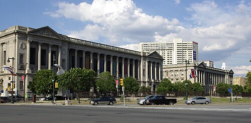 パークウェイ中央図書館（左）、フィラデルフィア家庭裁判所（右）