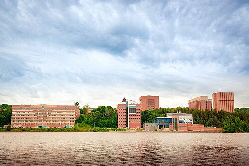 ポーテージ運河の向こう側から見たミシガン工科大学のキャンパス
