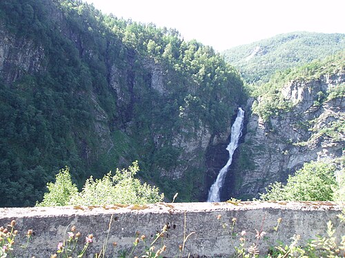 Stalheimsfossen の滝を眺める
