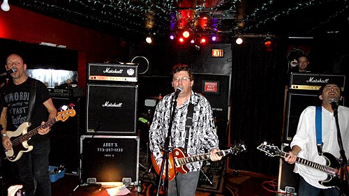 2012年シカゴライブ 左からアリ・マクモーディ、ジェイク・バーンズ、イアン・マッカラム