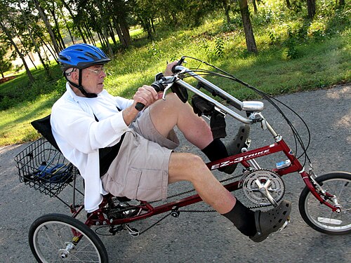 三輪車に乗るパーキンソン病患者