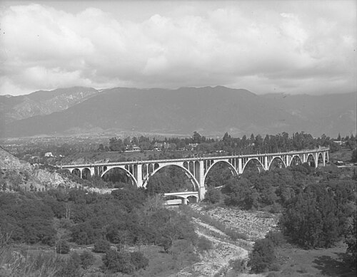 1920年頃、アロヨ川にかかるコロラド・ストリート橋。背景にはサンガブリエル山脈が見える。