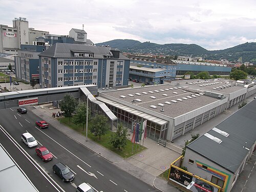 自動車工学研究所、平らな建物、その左側の青い建物：アルテポスト通り 154、グラーツ