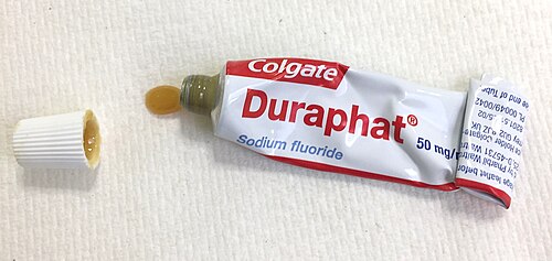 フッ化物ワニスのチューブ