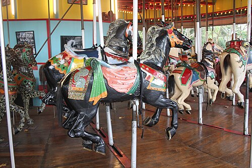 メリーゴーランドが動いている間に馬が傾くように床に溝があるのが珍しい特徴です。