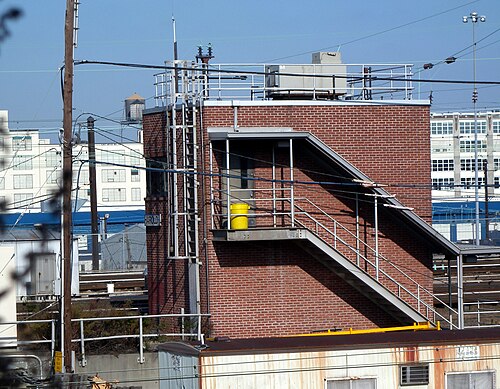 傾斜屋根を持つ多層レンガ造りの連結塔で、鉄道分岐点の線路脇に建っている。