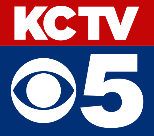 赤いボックスに太字のサンセリフ体で白字の KCTV の文字が書かれています。その下には青いボックスに CBS の目のロゴとサンセリフ体の数字 5 が白字で書かれています。