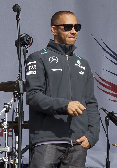 サングラスをかけ、左を向いているルイス・ハミルトン