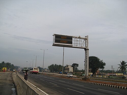 インドのバンガロールにある国道4号線沿いの2列マトリックスLED看板