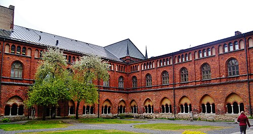 回廊。尖塔状の屋根はリガと航海の歴史博物館です。