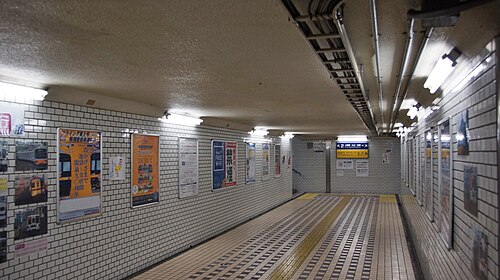 2つのプラットフォームを結ぶ地下道