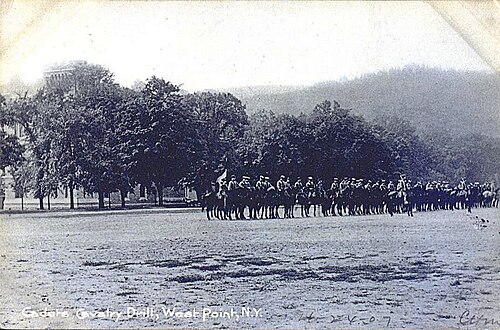 1907 年、平原での騎兵訓練 (左上にパーシング兵舎)