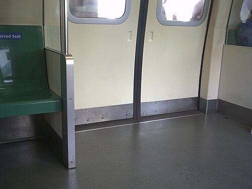 C651編成237/238号車の一部の車両の床材を改修