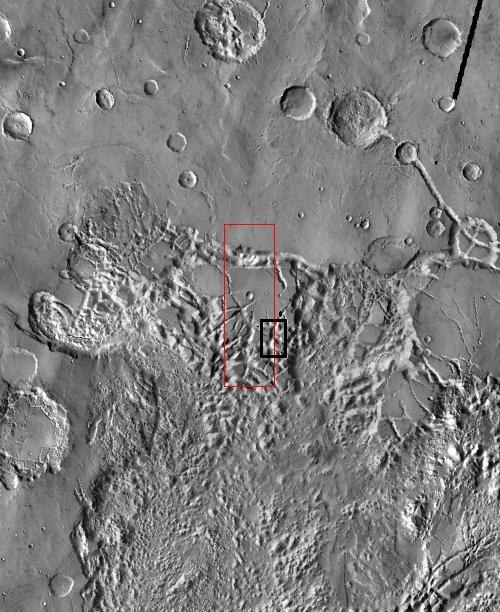 後続の HiRISE 画像の広域ビューを捉えた THEMIS 画像。黒いボックスは HiRISE 画像のおおよその位置を示しています。この画像は Aureum Chaos として知られる広大な領域の一部です。画像をクリックすると詳細が表示されます。