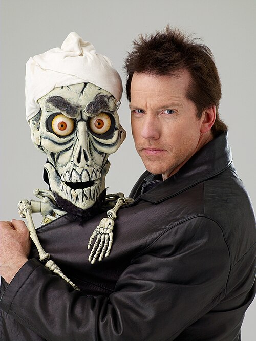 ジェフ・ダナムのようなパフォーマーが、この「Achmed the Dead Terrorist」とともに北米での関心を復活させました。