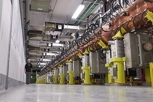 2020年にLinac 2に代わって導入されたLinac4は、負の水素イオンを加速し、そこから電子を剥ぎ取る。