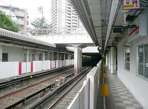 駅のプラットホーム、2011年9月