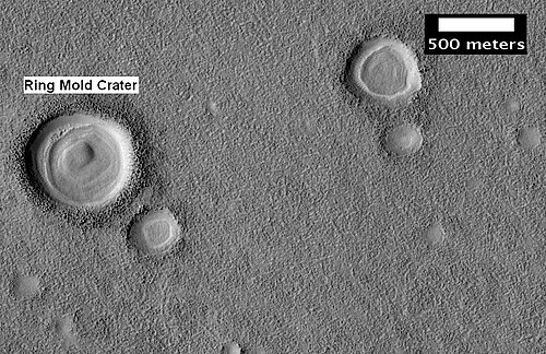 HiWish プログラムの HiRISE によって観測された、リング状のクレーターの可能性がある。クレーターの形状は氷への衝突によるものである。