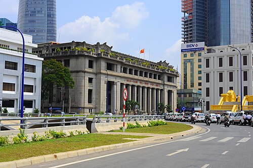 アンコールの要素を取り入れたフランス植民地様式。ベトナム、ホーチミン市のインドシナ銀行（現在のベトナム国立銀行）ビル。フェリックス・デュメール設計、1929年。