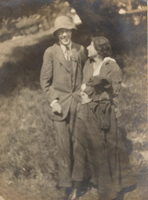 1914年、結婚したエイドリアン・スティーブンと妻カリン・コステロの写真