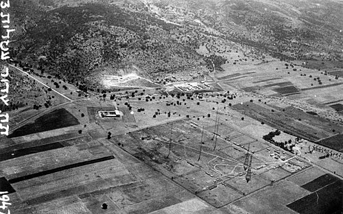 アトリット。放送局の向こうにある移民収容所、1947年