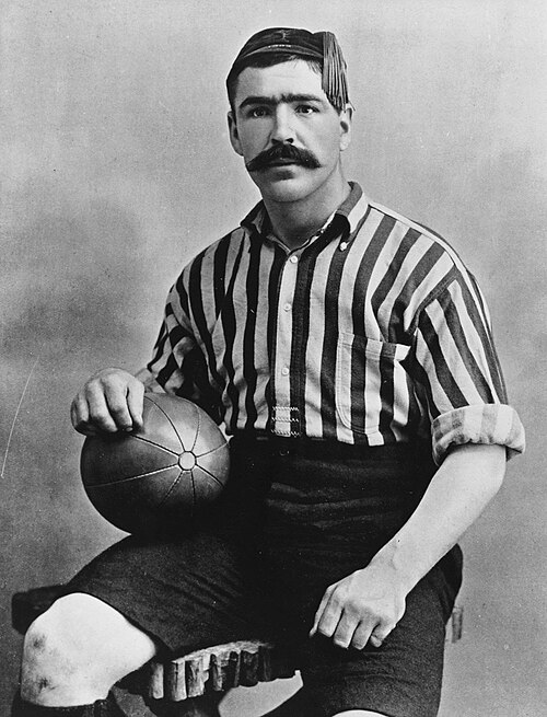 縦縞のシャツを着たサッカー選手シーザー・ジェンキンスの白黒写真。