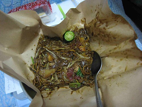 黄色い小麦麺と平打ち米麺を混ぜて調理したシンガポール風チャークェイティオ