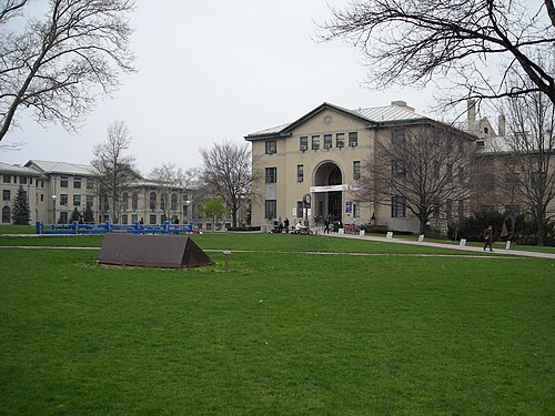 カーネギーメロン大学のドハティホール（応用科学学部、工学部）は 1908 年に建てられました。