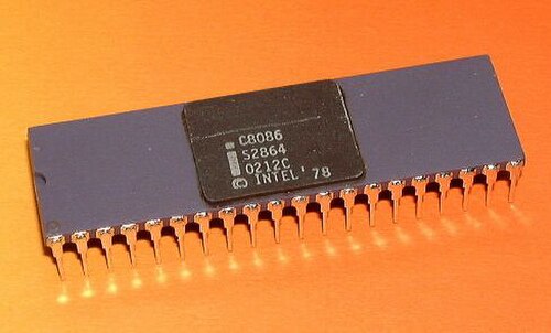 オレンジ色の背景にIntelロゴ、C8086、および'78著作権のラベルが付いた40ピンのグレーセラミックDIP