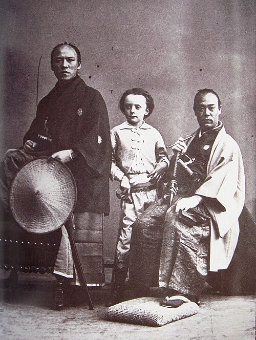 ナダールの息子（中央）と谷津勘四郎（左）、無名の侍（右）。ナダールが撮影。彼らは1863年の第2回ヨーロッパ派遣日本使節団の一員だった。