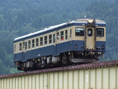 2008年8月、国鉄ツートンカラーの青とベージュの塗装が施されたキハ52 125