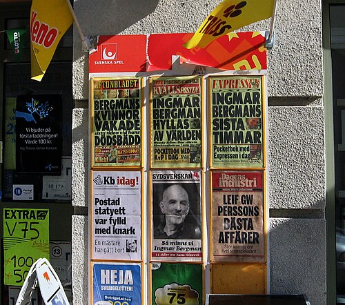 2007 年 7 月 31 日のスウェーデンの新聞チラシ。中央には「イングマール・ベルイマンが死去」と書かれている。